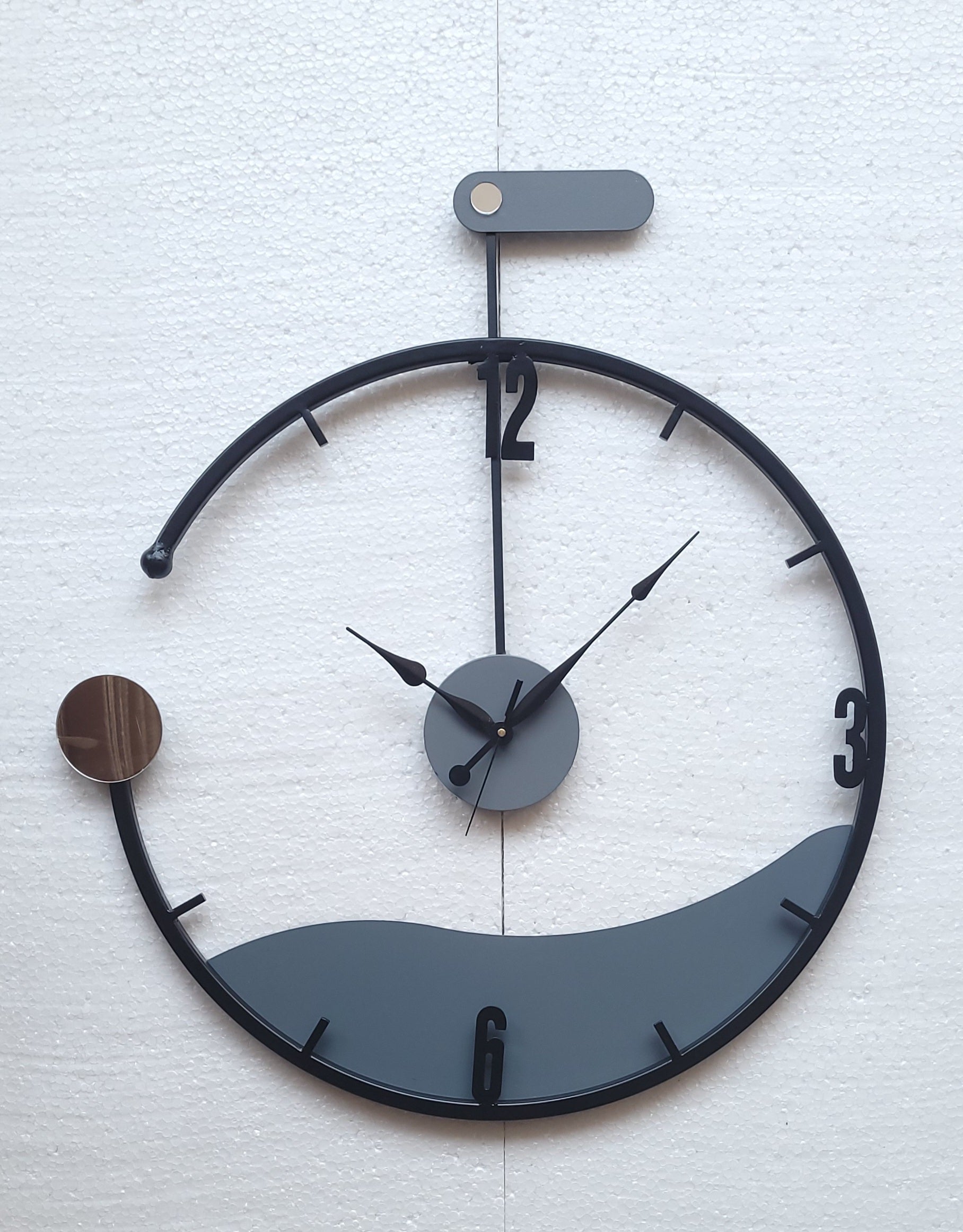 MINIMAL HANGING WALL CLOCK