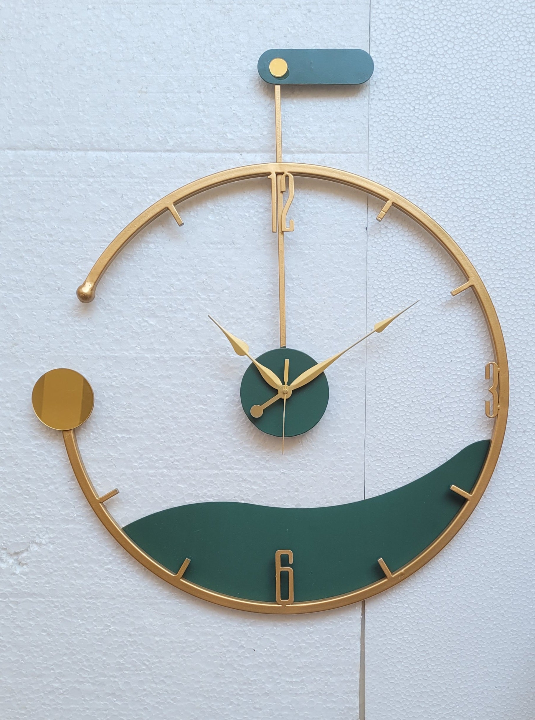 MINIMAL HANGING WALL CLOCK