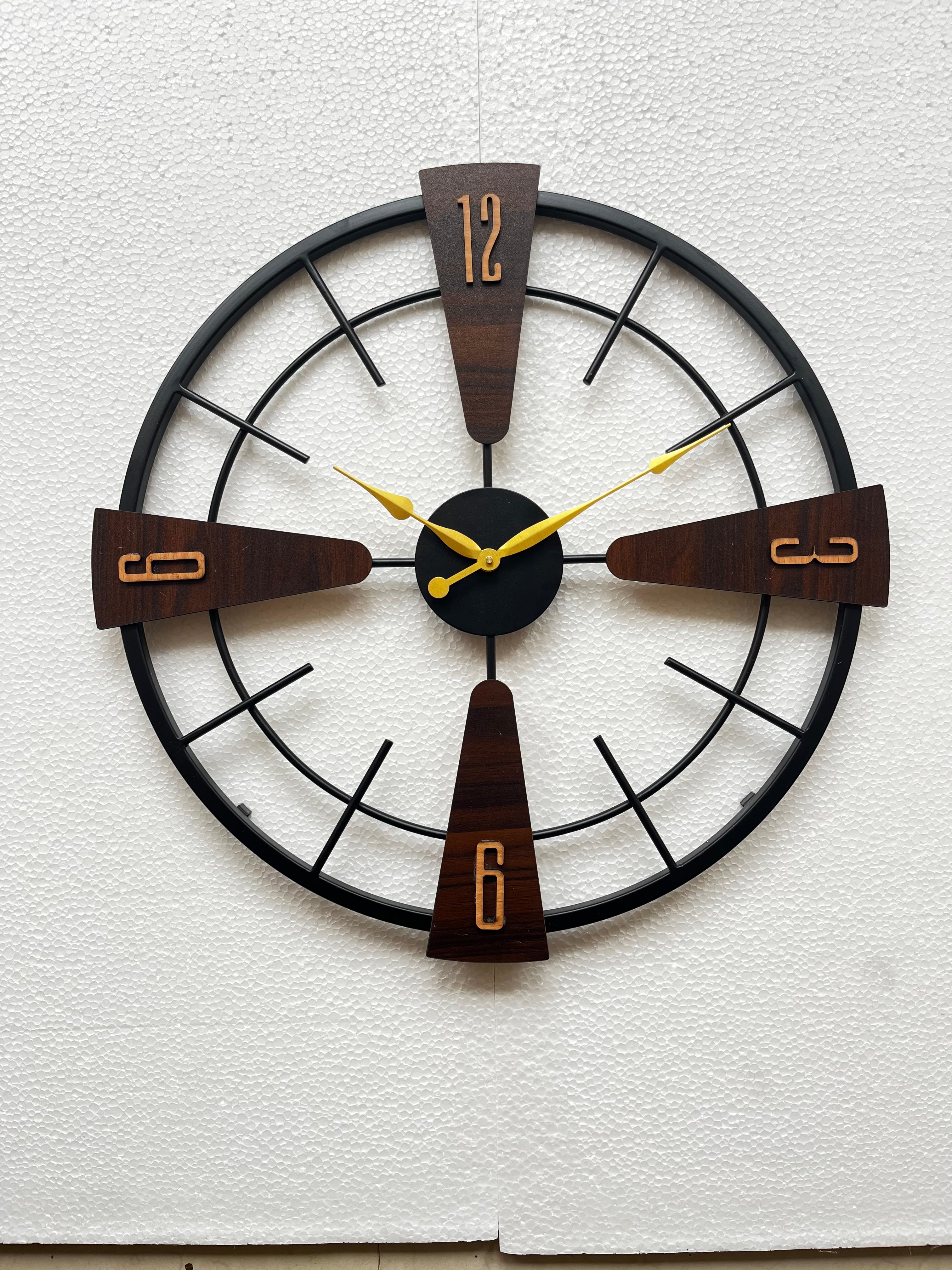 STYLISH METAL WALL CLOCK